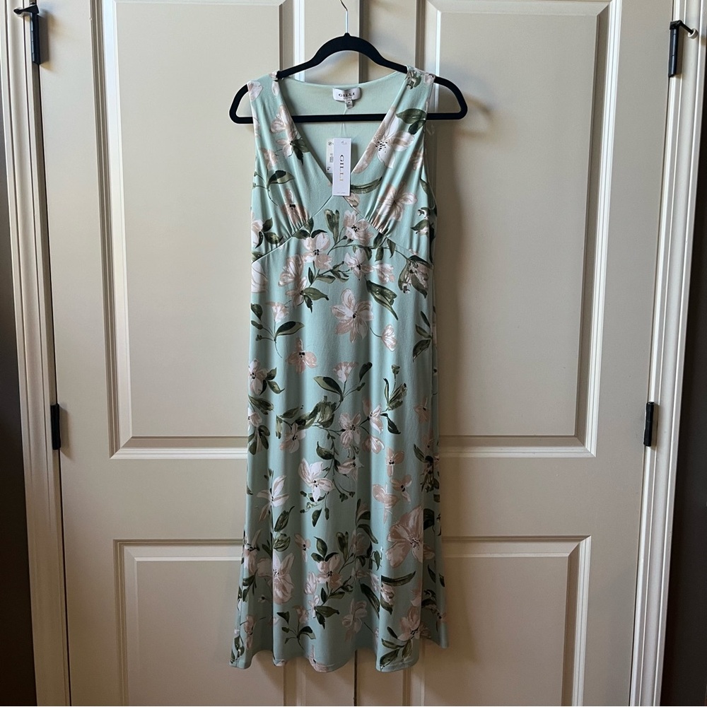 NWT Sage sleeveless, v-neck midi dress with a light green floral pattern size M